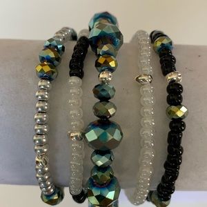 ✔️✔️NEW- Set of 5 Stretch Bracelets with Charms